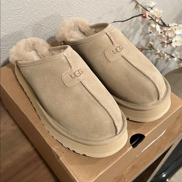 UGG Discoquette Slide Slippers in Mdsd. Size 8M. New. These run small. - Picture 3 of 10
